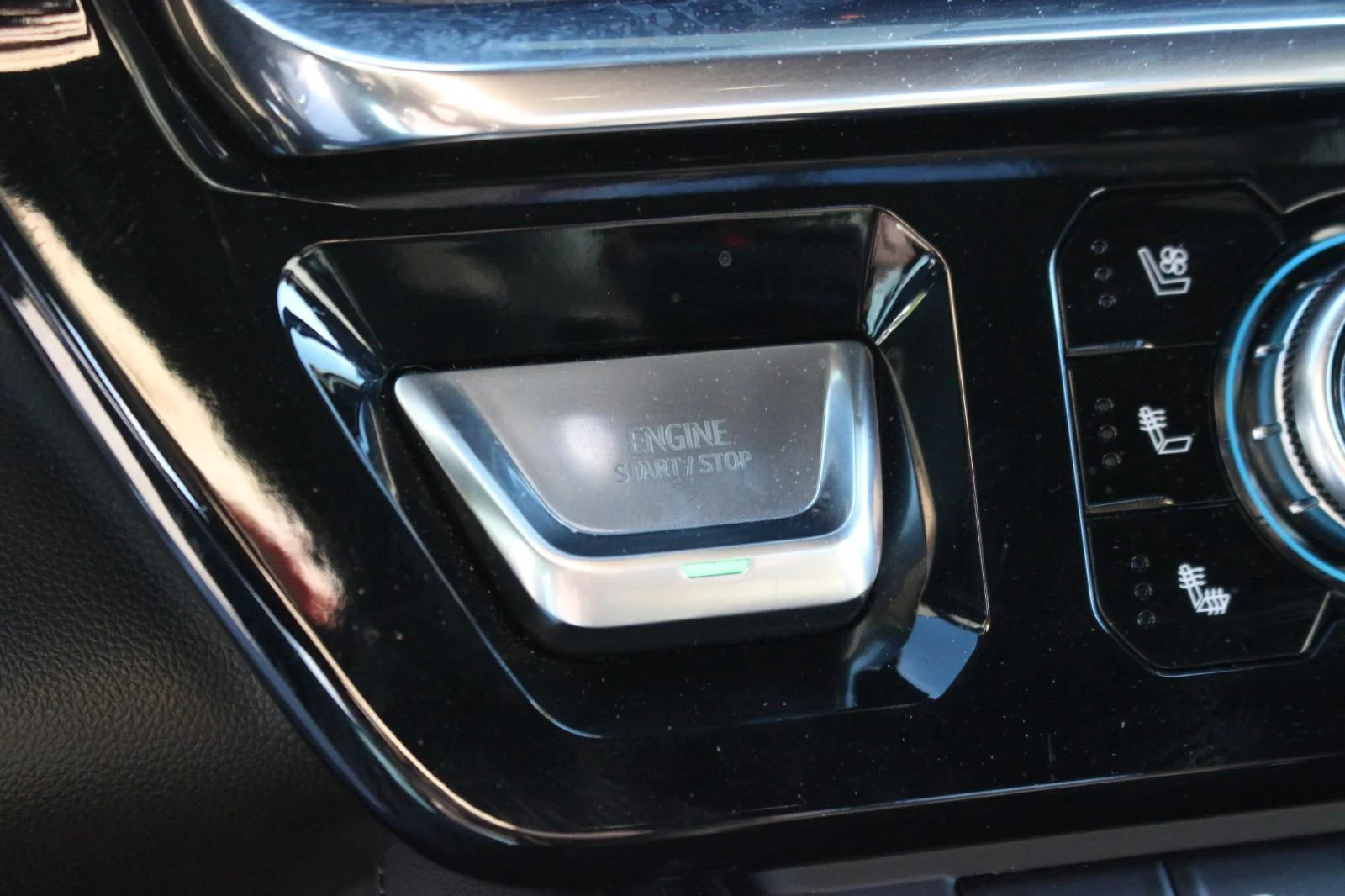 Used 2025 White Frost Tricoat GMC Denali image 28