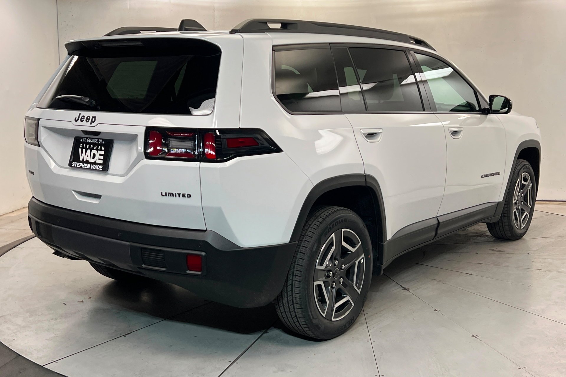 New 2026 Bright White Clear-Coat Exterior Paint Jeep Limited image 6
