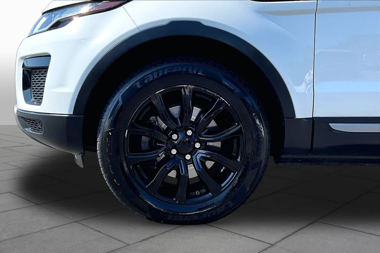 Used 2018 Fuji White Land Rover SE image 11