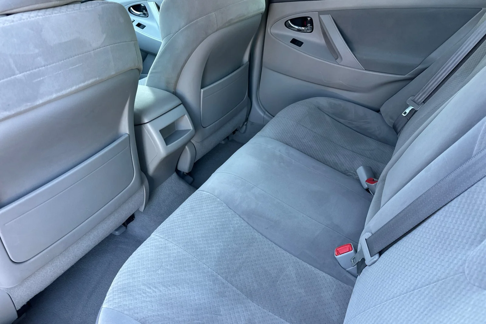 Used 2007 Silver Toyota LE image 7