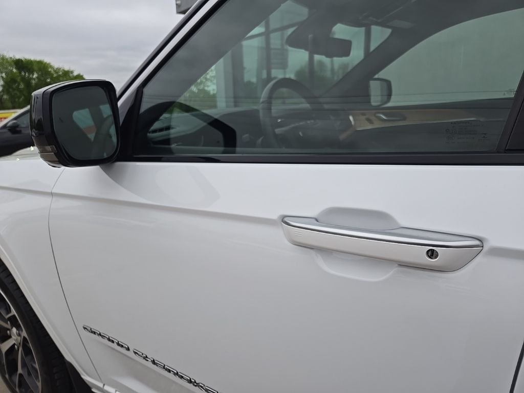 Used 2022 White Jeep Summit Reserve image 29