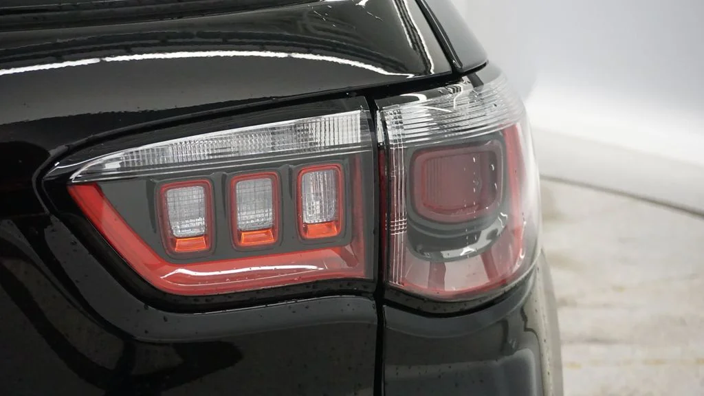 New 2026 Diamond Black Crystal Pearlcoat Jeep Latitude image 19