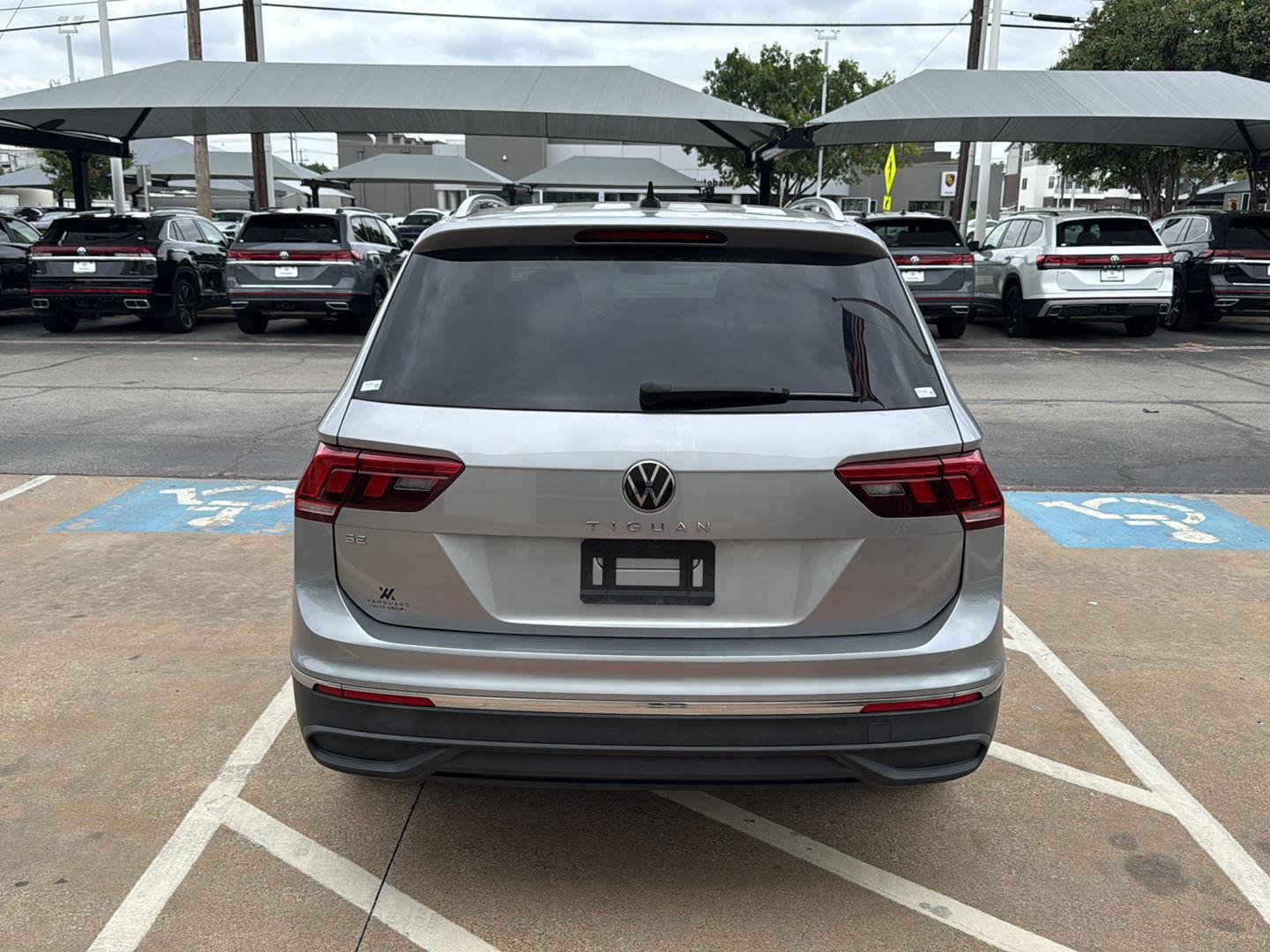 Certified Used 2023 Pyrite Silver Metallic Volkswagen SE image 6