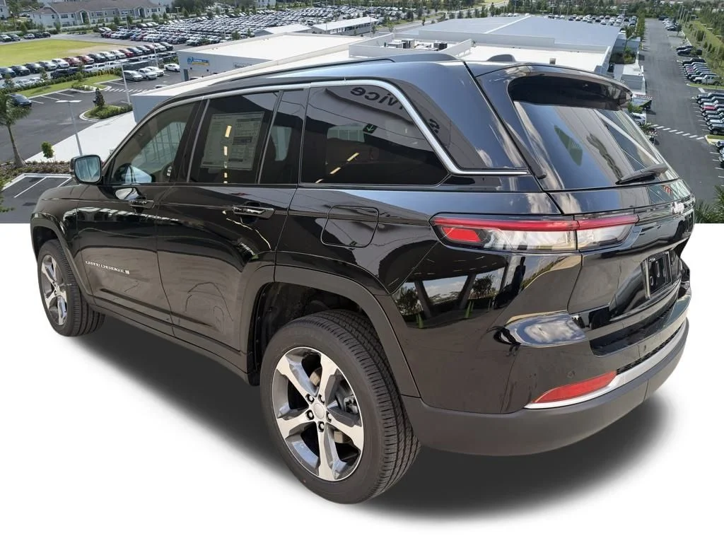 New 2026 Diamond Black Crystal Pearl-Coat Exterior Paint Jeep Limited image 6