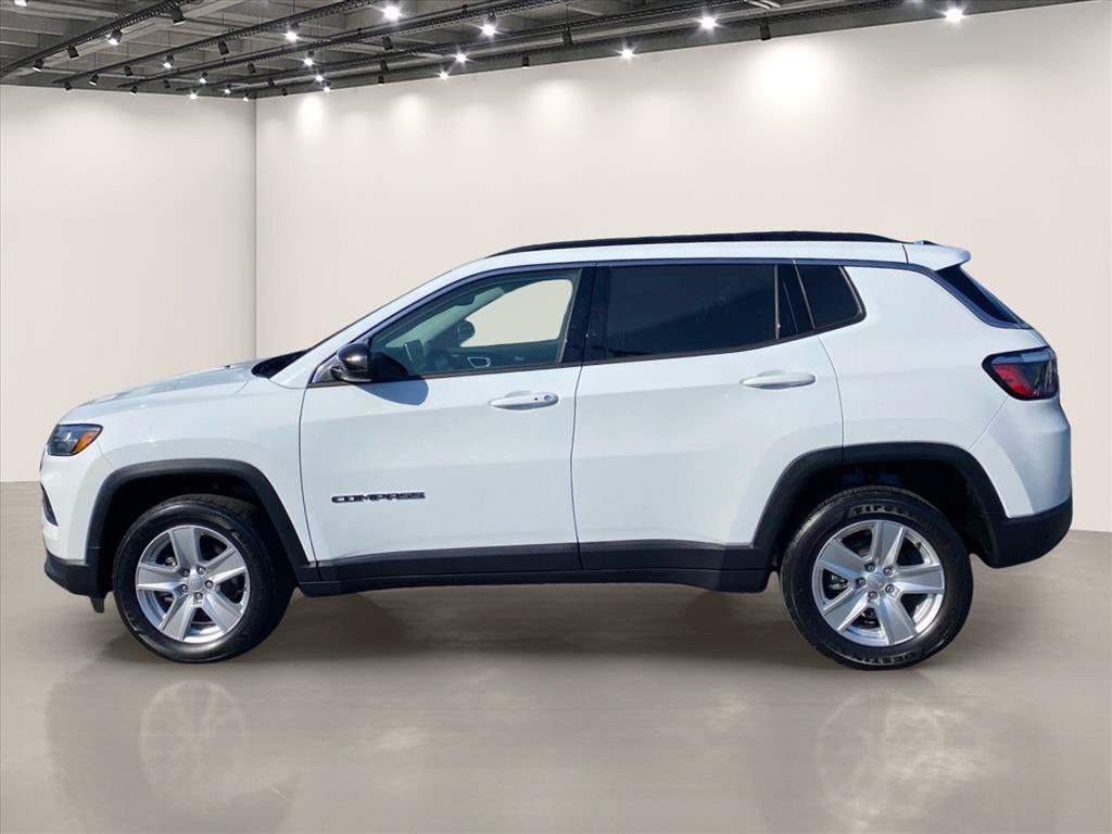 Used 2022 Bright White Clearcoat Jeep Latitude image 4