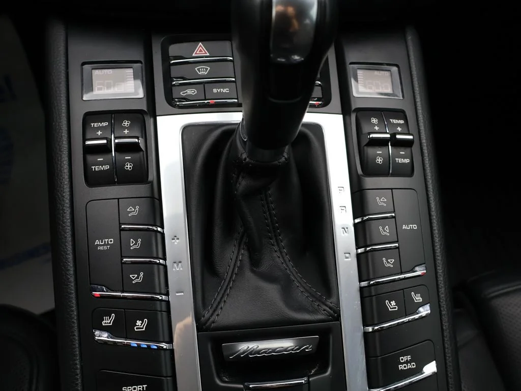 Used 2018  Porsche Base image 25