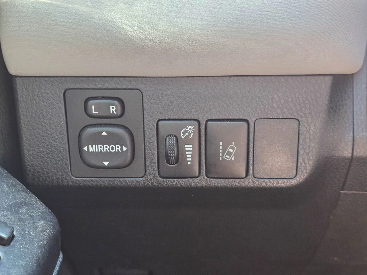 Used 2016 Gray Toyota XLE image 22
