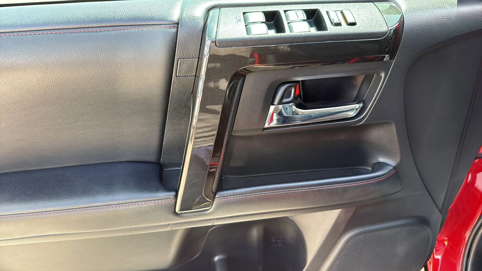 Used 2021 Red Toyota Venture image 11