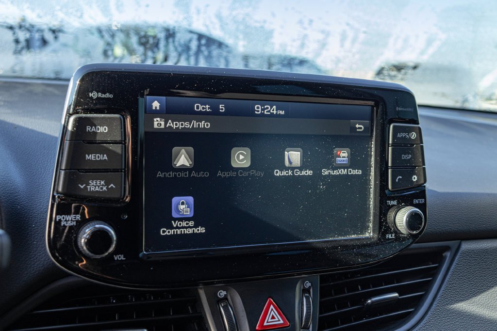 Used 2018 White Hyundai Base image 17