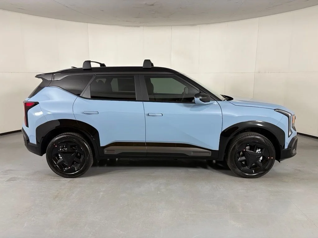 New 2027 Frost Blue / Black Roof Kia X-Line S image 9