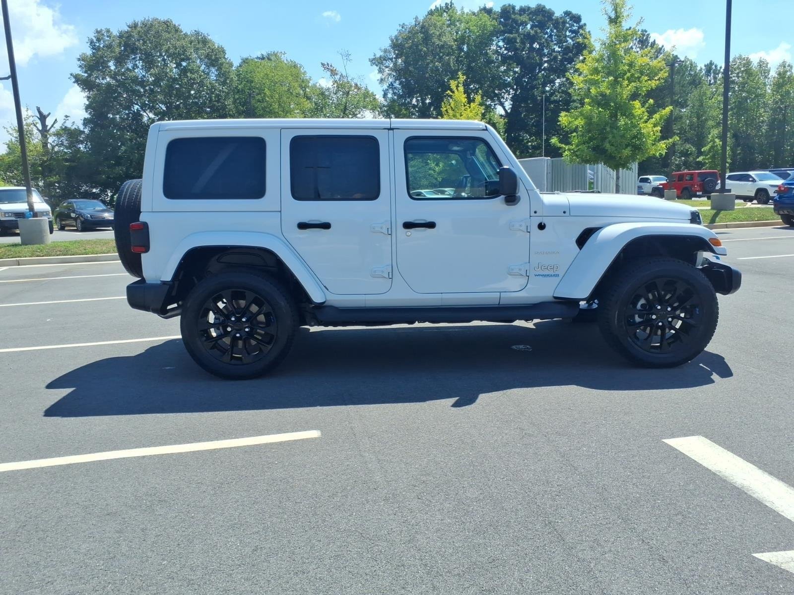 Used 2022 Bright White Clearcoat Jeep Unlimited Sahara image 12