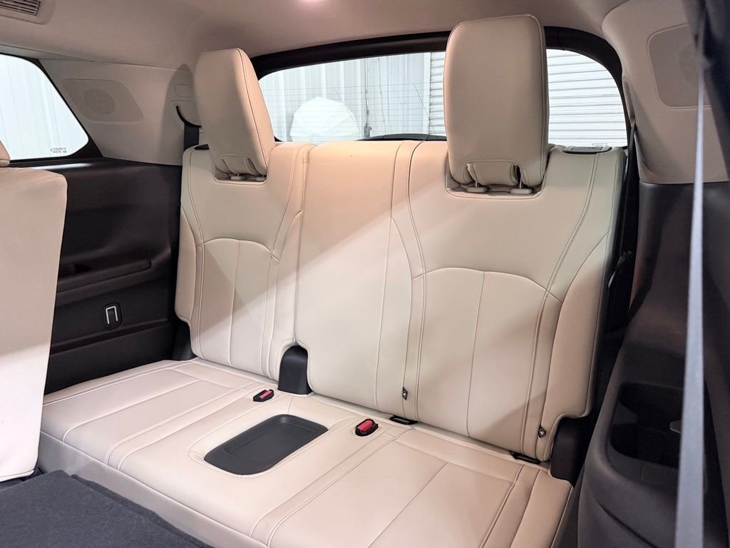 Used 2023 White INFINITI LUXE image 31