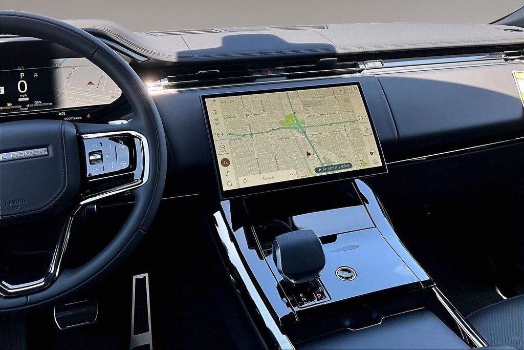 New 2026 FUJI WHITE Land Rover Dynamic SE image 6