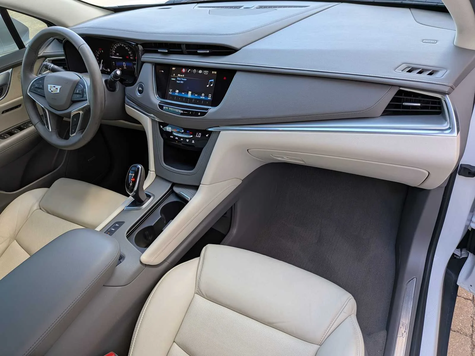 Used 2017 CRYSTAL WHITE TRICOAT Cadillac Luxury AWD image 30