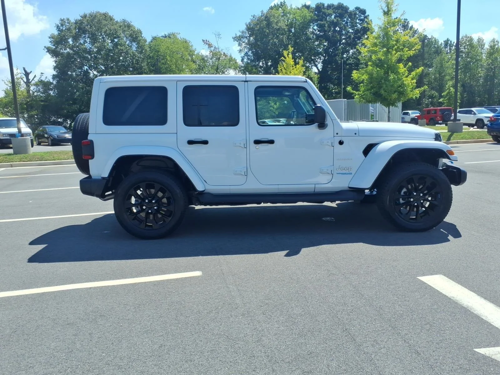 Used 2022 Bright White Clearcoat Jeep Unlimited Sahara image 12