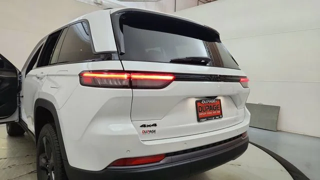 New 2026 Bright White Clear-Coat Exterior Paint Jeep Limited image 17