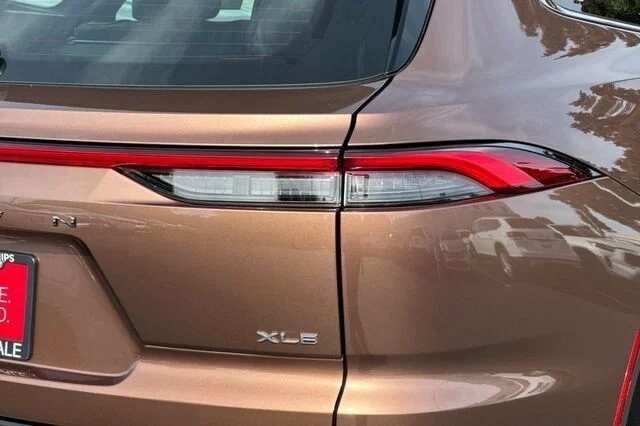 2025 Toyota Crown Signia XLE - Photo 17