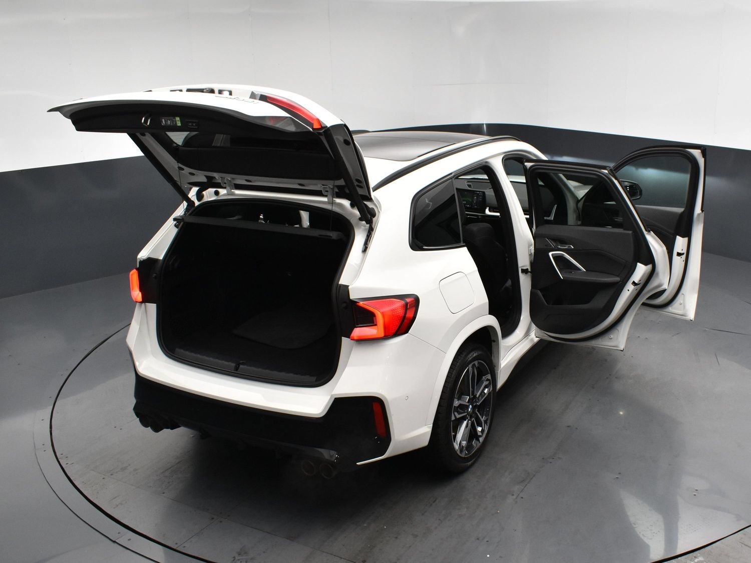 Used 2026 White BMW M35i image 25