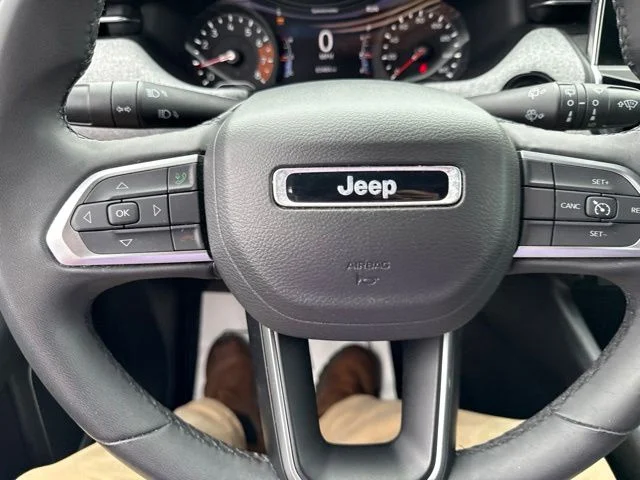 Used 2024  Jeep Latitude image 29