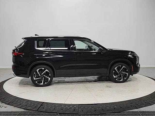 Used 2022 Black Mitsubishi SEL image 8