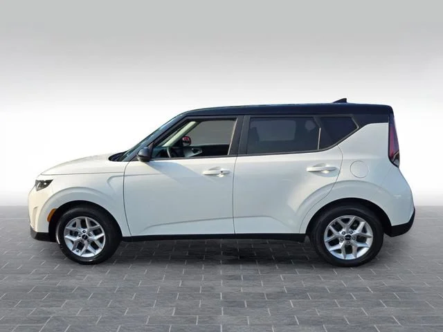 Used 2023 White Kia S image 4