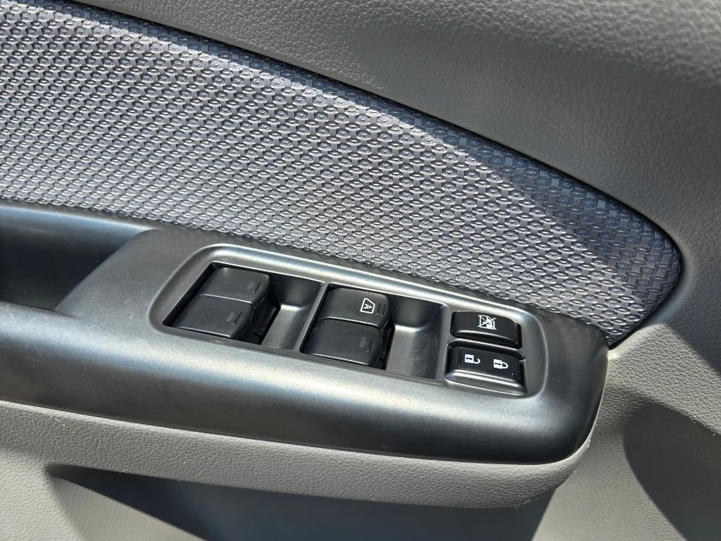 Used 2013 Satin White Pearl Subaru 2.5X image 18
