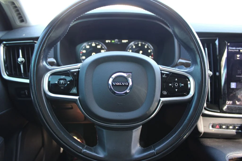 Used 2018 Black Volvo T5 Momentum image 28