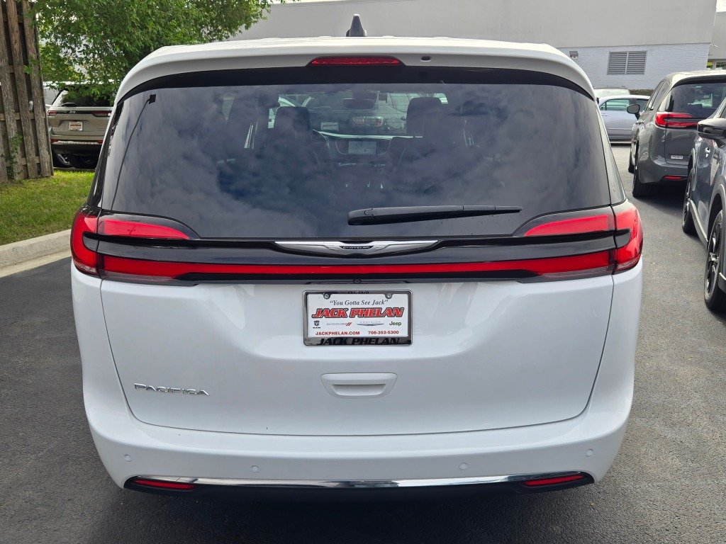 Used 2025 White Chrysler Select image 11