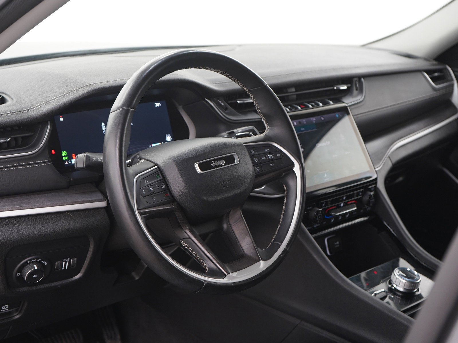 Used 2022  Jeep Limited image 25