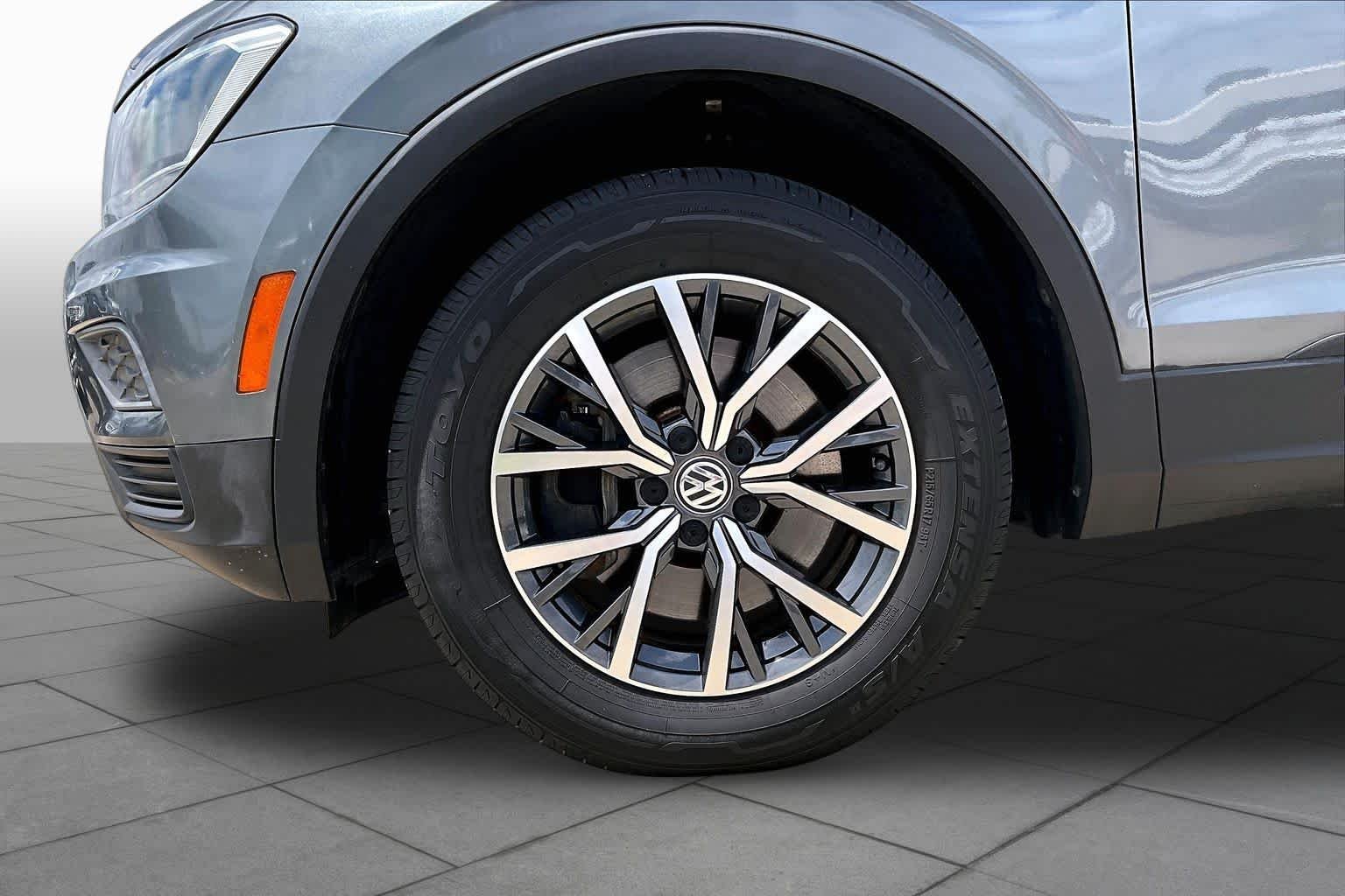 Used 2019 Platinum Gray Metallic Volkswagen SE image 9