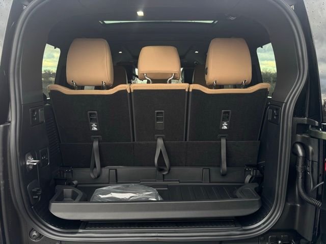 New 2026 Woolstone Green Land Rover X-Dynamic SE image 10