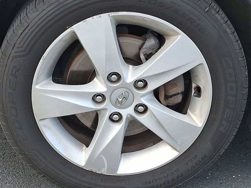 Used 2011 Black Hyundai GLS image 11