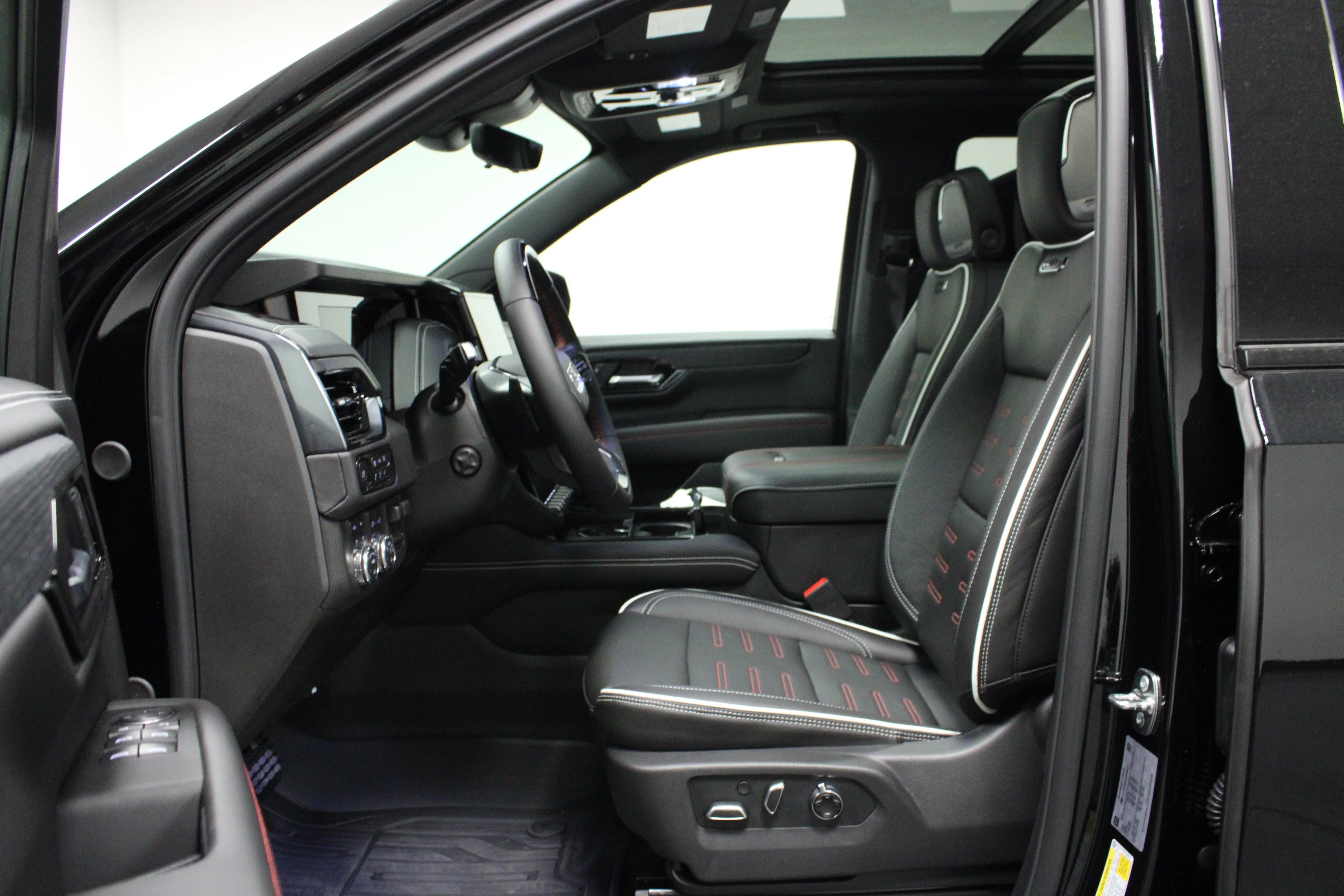 2026 GMC Yukon AT4 Ultimate - Photo 11