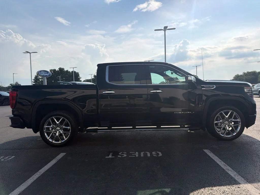 Used 2022 Onyx Black GMC Denali image 6