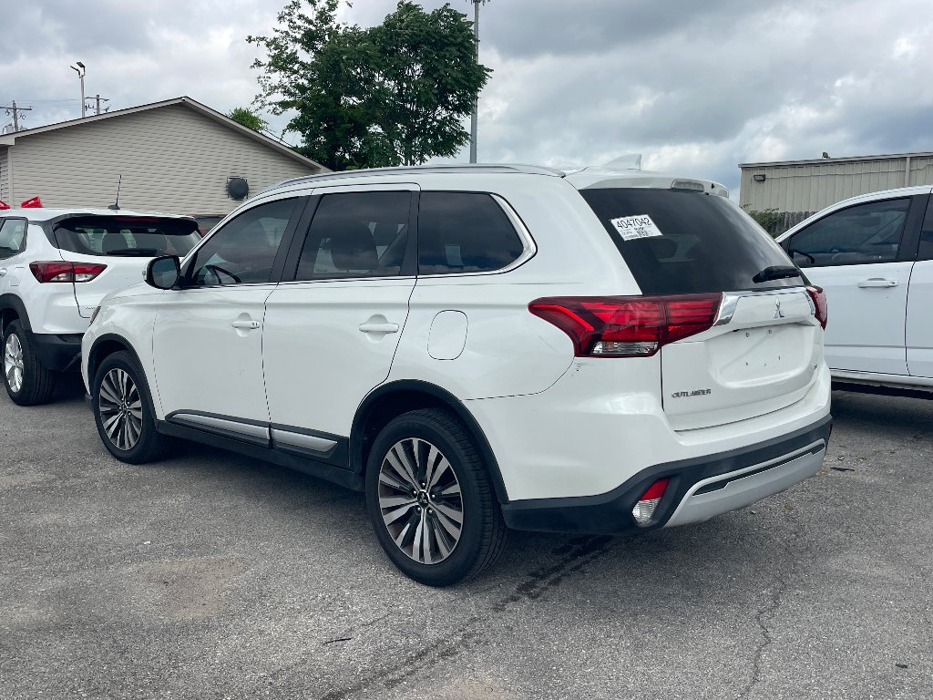 Used 2020 Pearl White Mitsubishi SE image 4