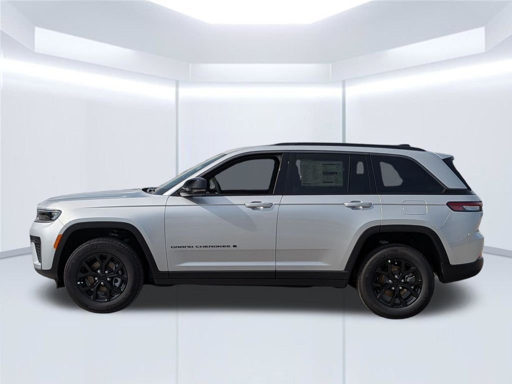 New 2026 Silver Zynith Exterior Paint Jeep Altitude image 2