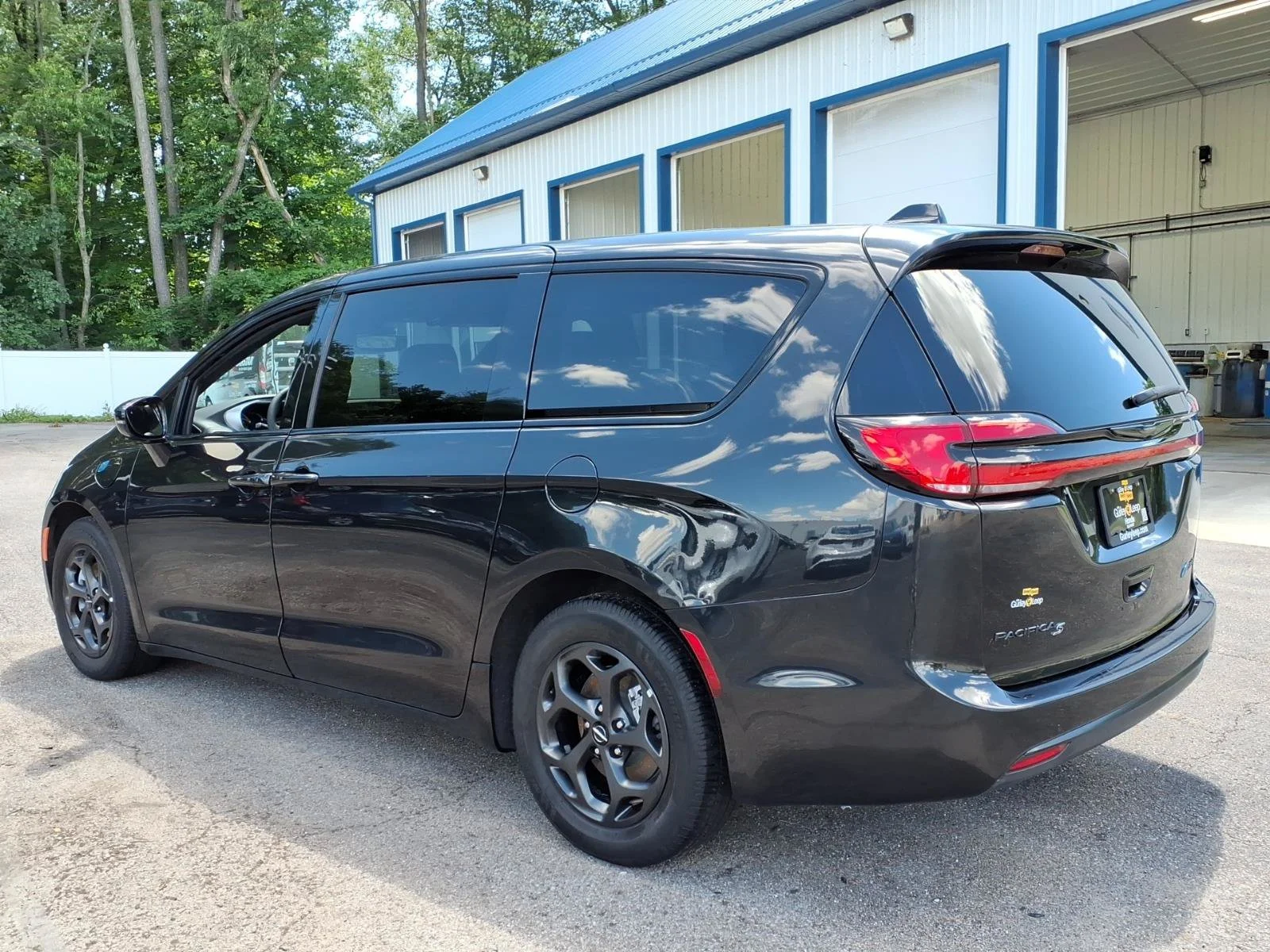 Used 2022 Brilliant Black Crystal Pearlcoat Chrysler Hybrid Touring L image 9