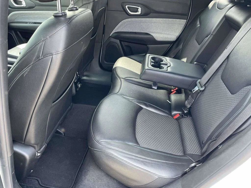 Used 2024 White Jeep Latitude image 7