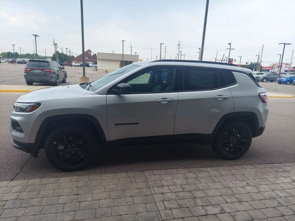 New 2026 Silver Zynith Metallic Clearcoat Jeep Latitude image 4