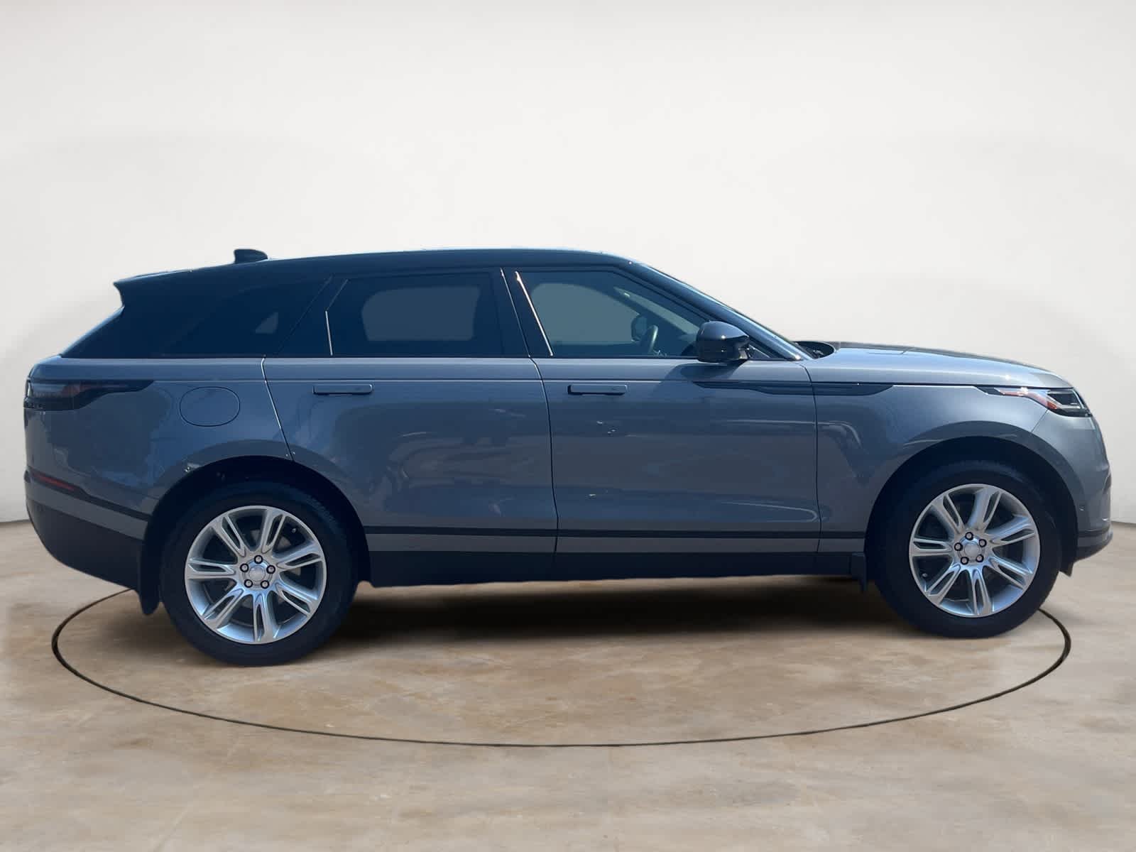 Certified Used 2026 Zadar Grey Premium Metallic Land Rover S image 6