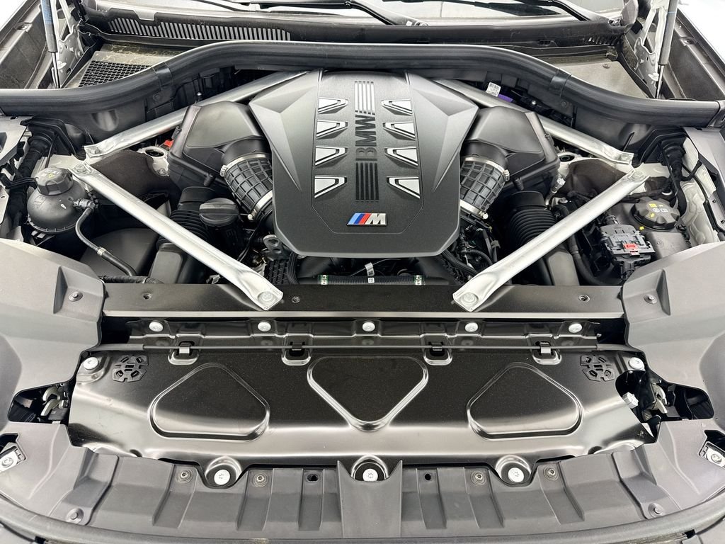 New 2027 White Metallic BMW M60i image 28
