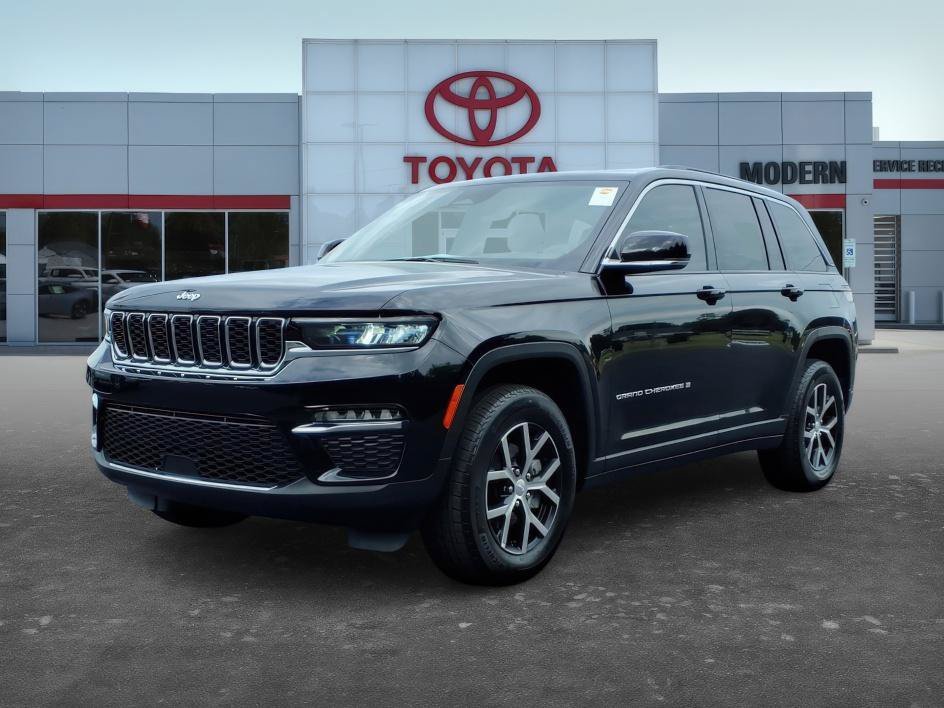 Used 2025 Diamond Black Crystal Pearlcoat Jeep Limited image 1
