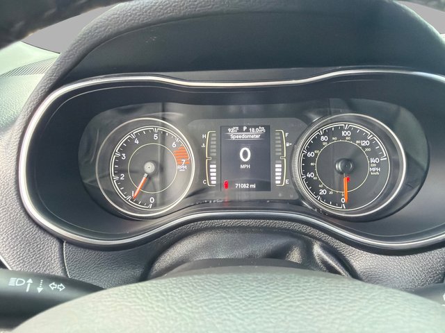 Used 2019  Jeep Latitude image 21