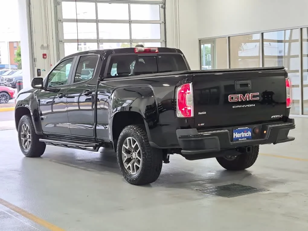 Used 2022 Onyx Black GMC 4WD AT4 w/Cloth image 4