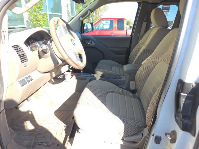 Used 2016 Glacier White Nissan SV image 3