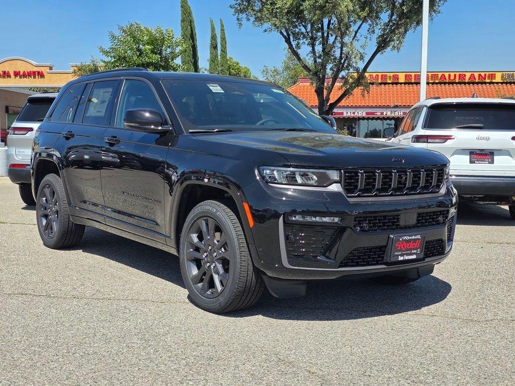 New 2026 Diamond Black Crystal Pearl-Coat Exterior Paint Jeep Limited Reserve image 1