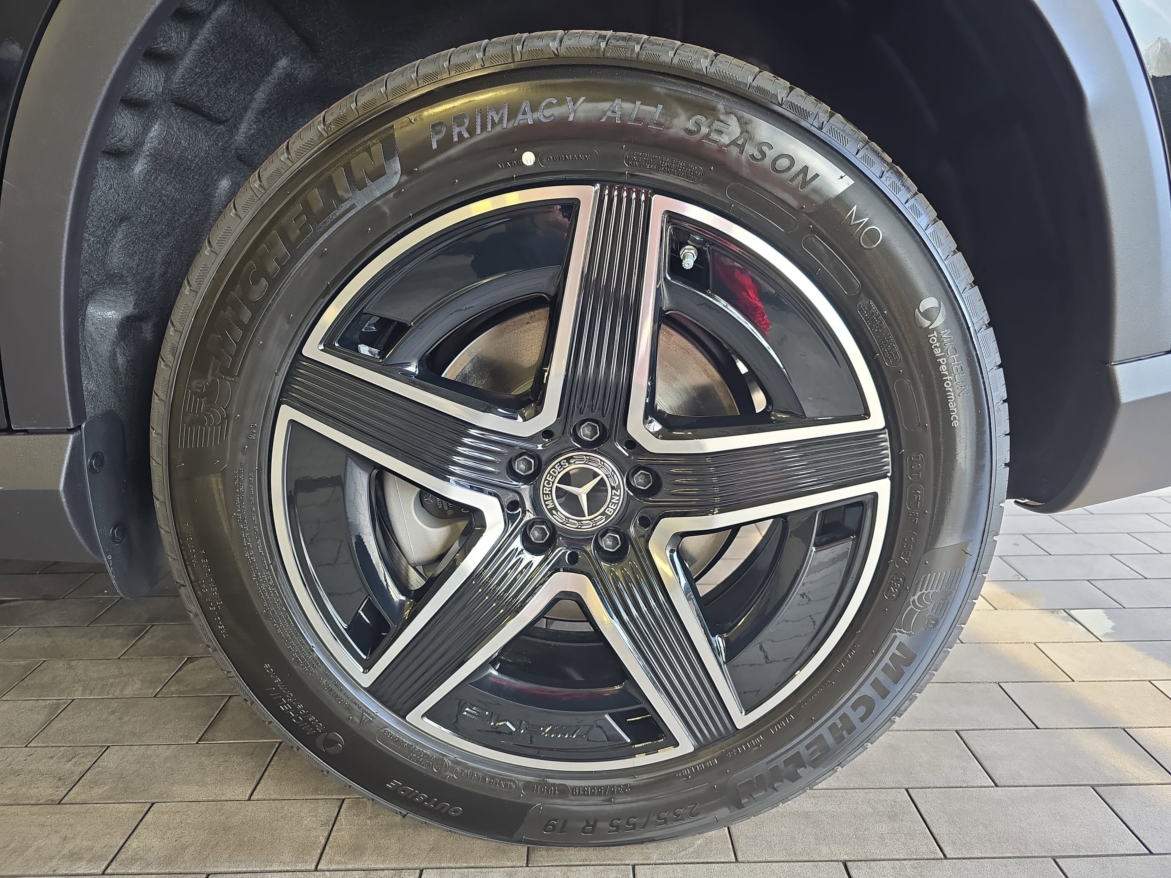 New 2026 Obsidian Black Metallic Mercedes-Benz GLC300 image 35