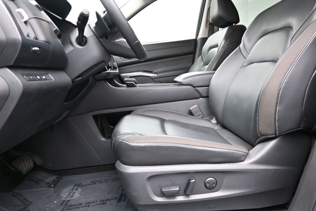 Used 2023 Silver Nissan SL image 14