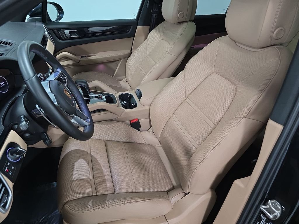 Certified Used 2023  Porsche Base image 5