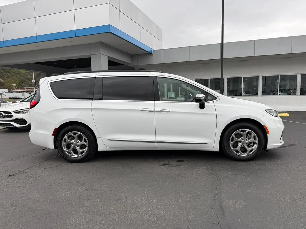 Used 2023 White Chrysler Limited image 6